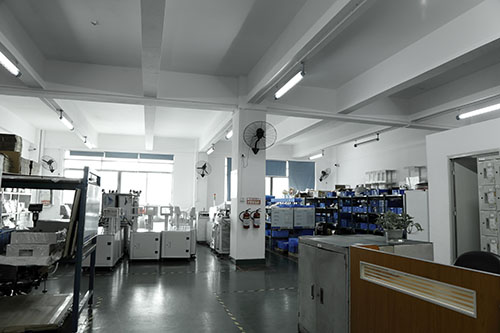 小型全自動(dòng)點(diǎn)膠機(jī)車間