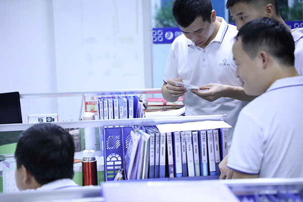 自動點(diǎn)膠機(jī)廠家