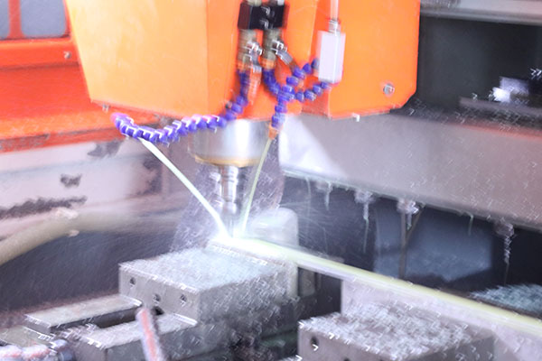 自動上下料點(diǎn)膠機(jī)加工