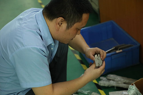 視覺(jué)全自動(dòng)點(diǎn)膠機(jī)質(zhì)檢