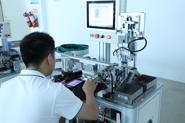 高精度全自動點(diǎn)膠機(jī)廠家